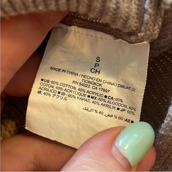 Old Navy Lilac Crew Neck Cable Knit Scallop Hem Sweater - Picture 4 of 7